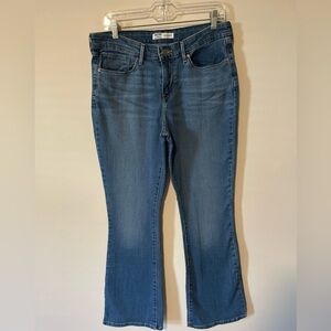 Levi’s Signature Gold Mid-Rise Bootcut woman’s size 12 , soft stretchable jean